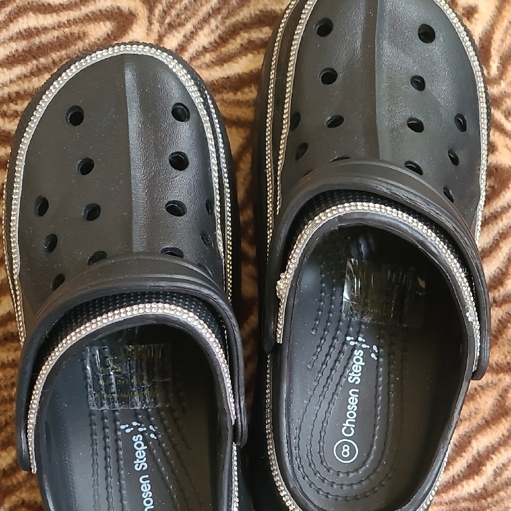Women's Black Croc Like Shoes!